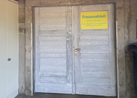 Le chemin vers «Paradiesli» passe par cette porte dans le Marzilibad.