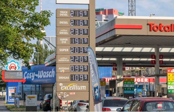 Die Benzinpreise sind weiterhin hoch, trotz Tankrabatt auch in Deutschland. Auf dem Bild eine Tankstelle in Berlin im Juni.