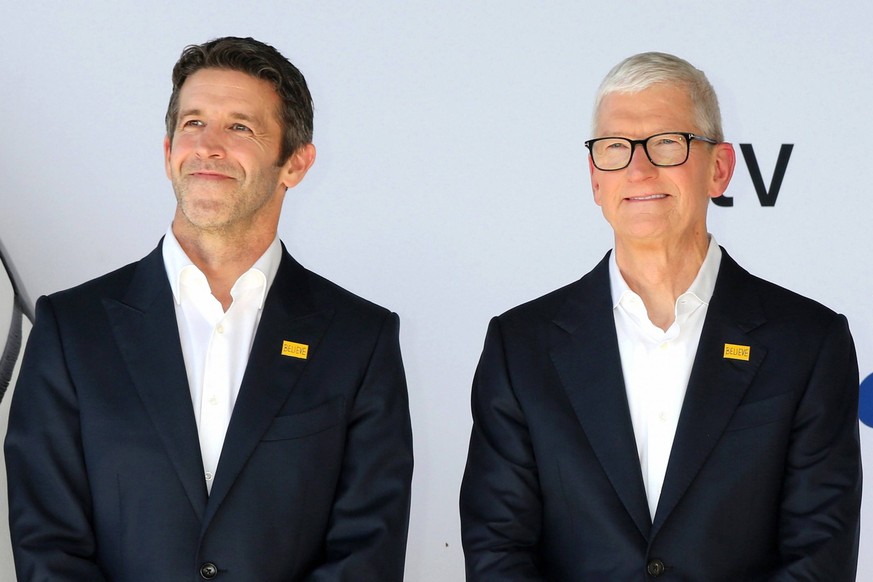 John Ternus (à gauche), ici avec Tim Cook.