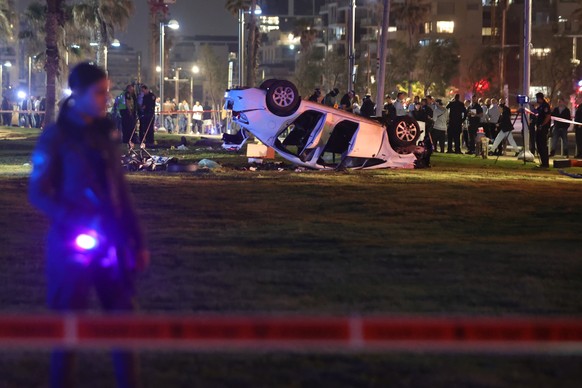 epaselect epa10564157 Israeli policemen work at the scene of a shooting and ramming attack in Tel Aviv, Israel, 07 April 2023. According to Israeli police, one tourist was shot and killed and five oth ...