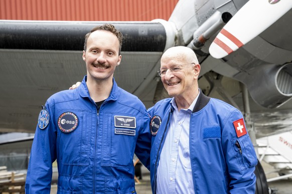 Os astronautas suíços Marco Sieber, à esquerda, e Claude Nicollier, à direita, por ocasião da celebração do 100º aniversário dos planetários em todo o mundo no Museu Suíço dos Transportes em Lucerna na terça-feira, 7 de maio de 2024. (CHAVES ...