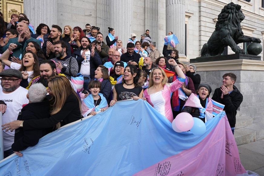 Les députés espagnols ont adopté une nouvelle loi transgenre.