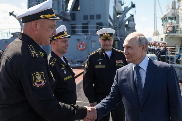 Le président russe, ici en visite auprès de la flotte de l'Atlantique.