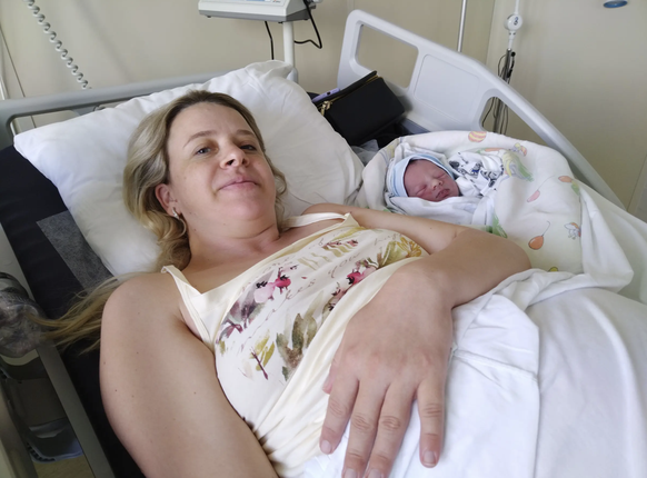 Épuisée et heureuse: Lilia et son petit garçon.