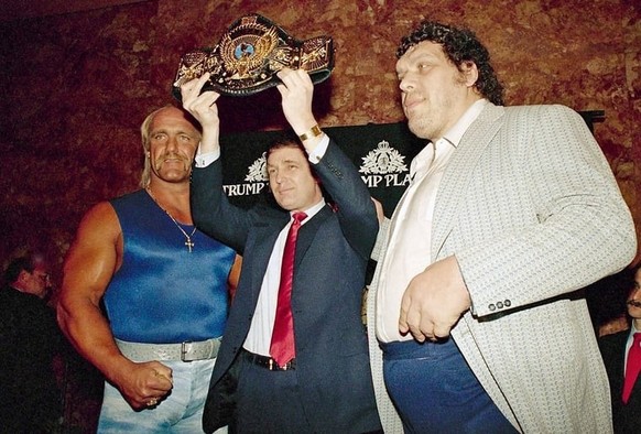 Hulk Hogan en 1988 aux côtés de Donald Trump et d'Andre the Giant.