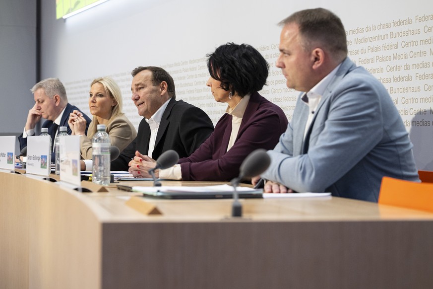 Staenderat Marco Chiesa, SVP-TI, Celine Amaudruz, SVP-GE, Thomas Matter, SVP-ZH, Sandra Sollberger, SVP-BL, und Marcel Dettling, SVP-SZ, von links, sprechen ueber die keine 10 Millionen Schweiz, Nachh ...