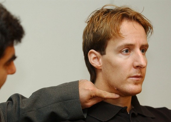 ZSC Lions Spieler Michel Zeiter, rechts, verfolgt am Mittwoch, 28. November 2001, anlaesslich einer Pressekonferenz in Zuerich die Fragen der Journalisten. Zeiter berichtete ueber seine Halsverletzung ...