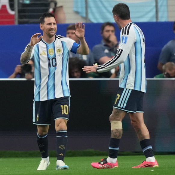 Messi (à gauche) a inscrit lundi son 17e but en Coupe du monde