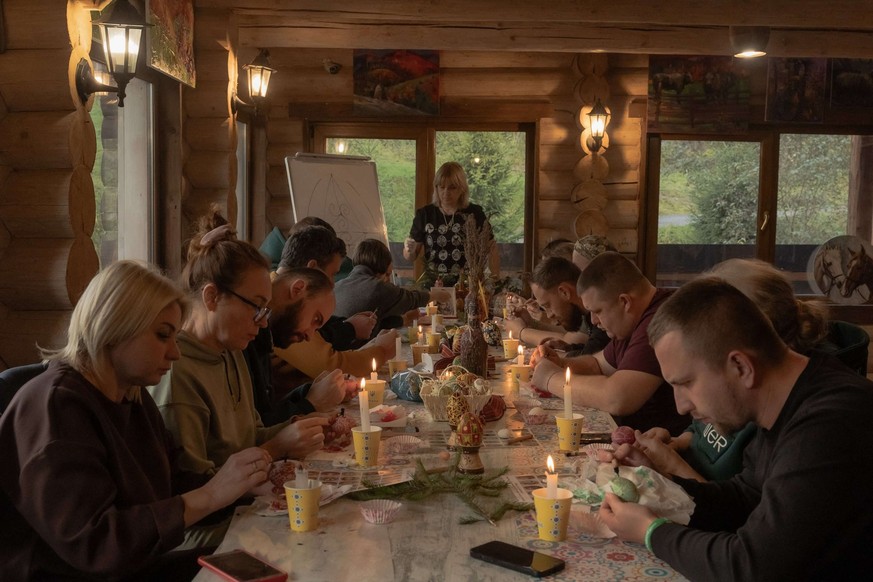 Les participants d'adonnent ici à un cours de fabrication de pysankas, l'art traditionnel ukrainien de décoration d'œufs.