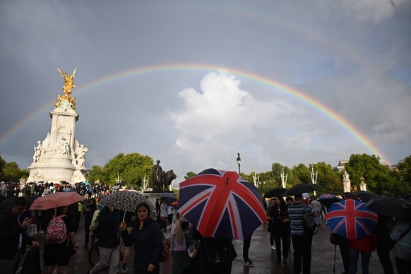 epa10170327 A rainbow appears above the Queen Victoria Memorial as people gather in front of Buckingham Palace in London, Britain, 08 September 2022. According to a Buckingham Palace statement on 08 S ...