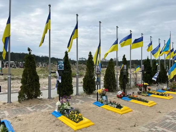Tombes de soldats tués au combat près d’Irpin, ville située à proximité de Kiev. Attaquée par les Russes en février 2022, elle a été le théâtre de violents affrontements avant le retrait des forces ru ...