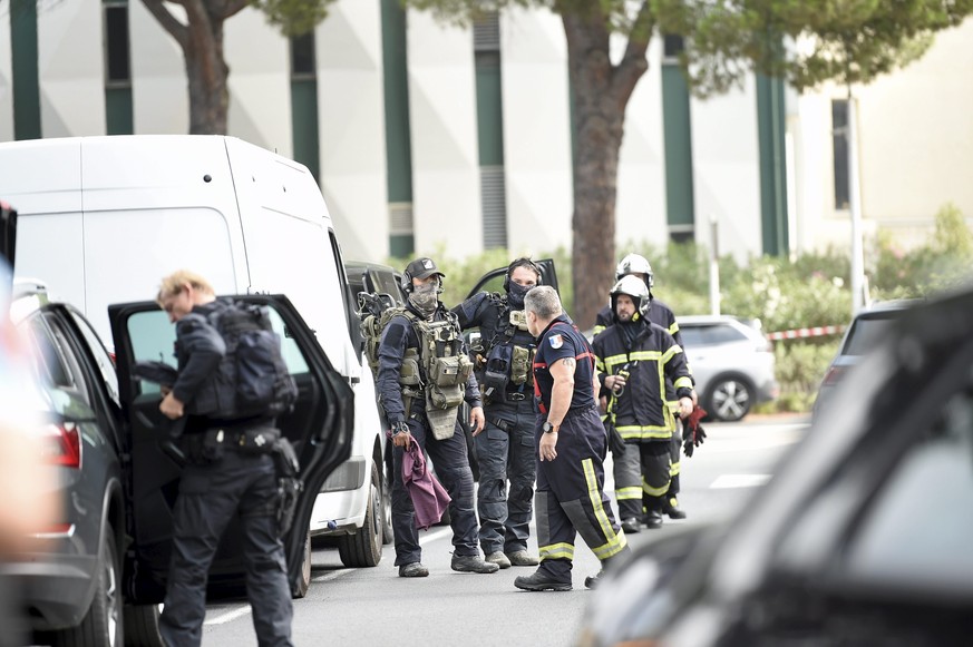 epa11562937 Police officers secure the area around the synagogue in the town of La Grande-Motte, southern France, 24 August 2024. A police officer has been injured and two vehicles damaged after an ex ...