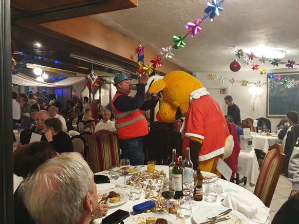Rodolphe le renne accompagné de son garde du corps