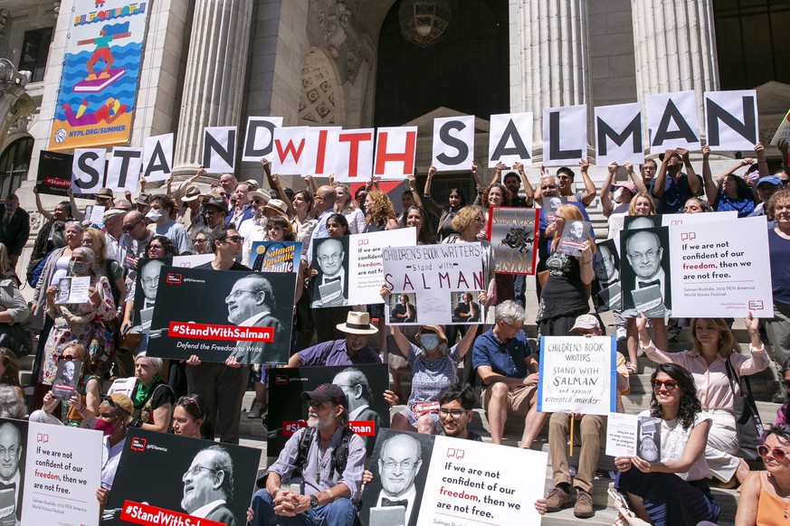 epaselect epa10129446 Supporters gather with signs during the event &#039;Stand with Salman: Defend the Freedom to Write&#039; at the Stephen A. Schwarzman Building of the New York Public Library, in  ...