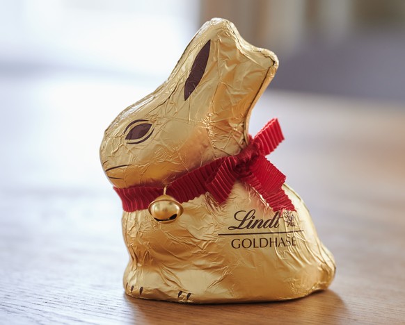 ARCHIV - 01.04.2022, Berlin: ILLUSTRATION - Ein sogenannter Goldhase der Firma Lindt steht auf einem Wohnzimmertisch. Der Schweizer S��warenhersteller Lindt &amp; Spr�ngli hat einen weiteren Erfolg zu ...