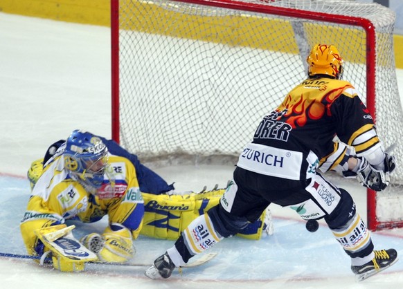 Luganos Petteri Nummelin, rechts, trifft als Erster im Penaltyschiessen gegen Goalie Leonardo Genoni, beim Eishockey Meisterschaftsspiel der National League A zwischen dem HC Lugano und dem HC Davos,  ...