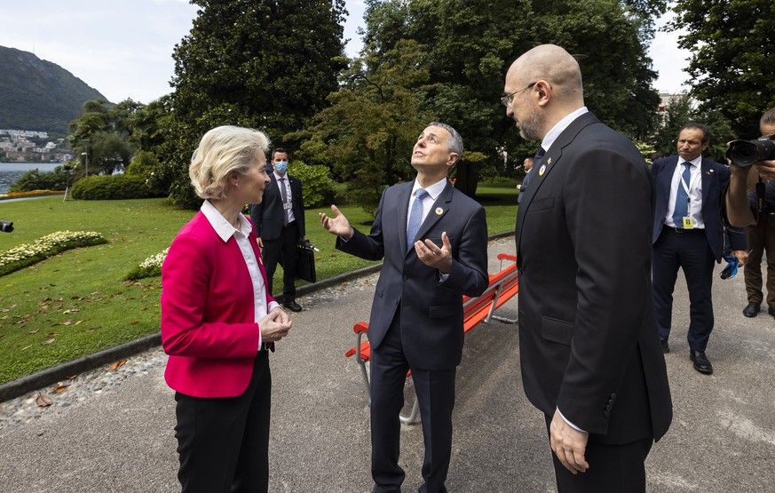 epa10051211 A handout photo made available by Swiss federal Foreign ministry FDFA shows Swiss President and Minister of Foreign Affairs Ignazio Cassis (C), President of the European Commission Ursula  ...