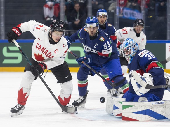 Macklin Celebrini (à gauche) a marqué ses deux premiers buts du Mondial samedi.