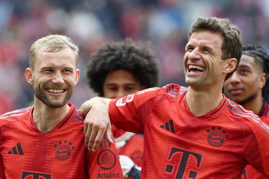 26.04.2025, Bayern, M�nchen: Fu�ball: Bundesliga, Bayern M�nchen - FSV Mainz 05, 31. Spieltag, Allianz Arena, M�nchens Thomas M�ller und Konrad Laimer (l) freuen sich nach der Partie. Foto: Daniel L�b ...