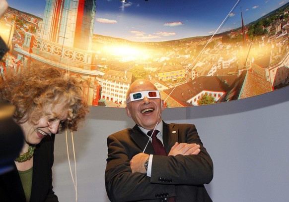 Bundesrat Ueli Maurer, rechts, und die Zuercher Stadtpraesidentin Corine Mauch, links, am Zuercher Stand, anlaesslich der Eroeffnung der Mustermesse Basel MUBA, am Freitag 13. April 2012, in der Messe ...