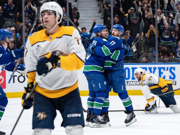 Roman Josi (à droite) et les Predators ont manqué l'occasion de se hisser en position qualificative pour les play-off de NHL.