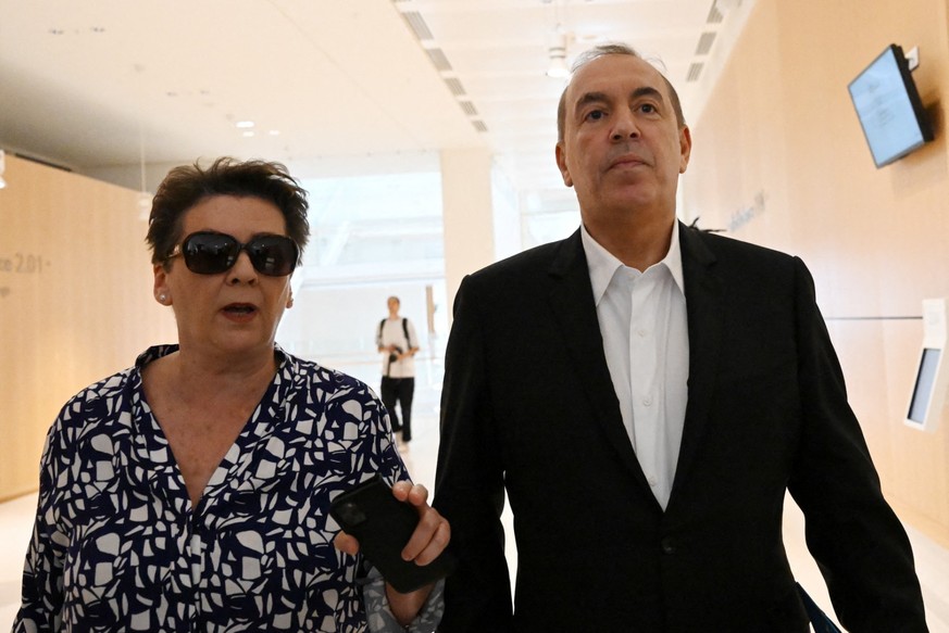 L’animateur de télévision français Jean-Marc Morandini (à droite) arrive au palais de justice de Paris avec son avocate Florence Rault (à gauche), pour son procès pour « harcèlement sexuel » et « trav ...