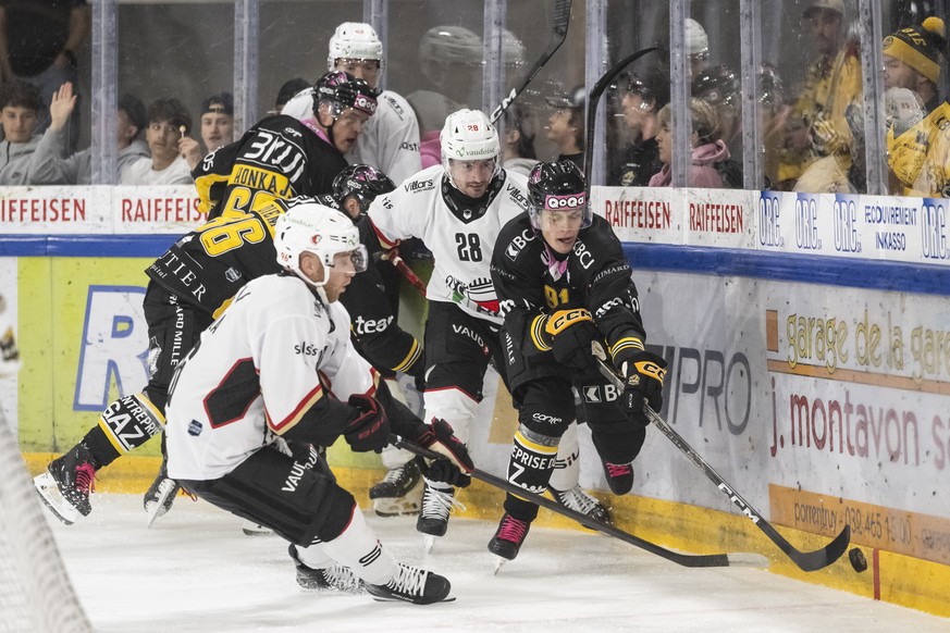Yonas Berthoud (HCA), rechts, kaempft um den Puck mit Axel Simic (LHC), Mitte, und Drake Caggiula (LHC), links, im Spiel der Eishockey National League zwischen HC Ajoie, HCA, und Lausanne HC, LHC, vom ...