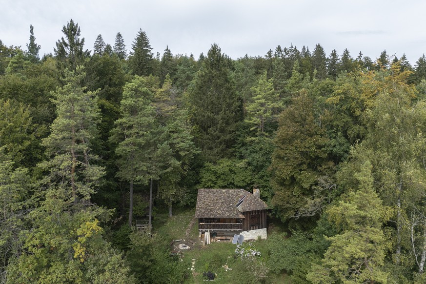 Die amtlich versiegelte Waldhuette, welche in Zusammenhang mit dem ersten Einsatz der Todeskapsel