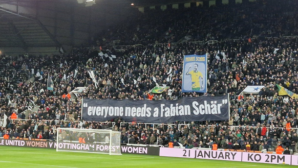 Une banderole à la gloire de Fabian Schär dans les tribunes de Newcastle.