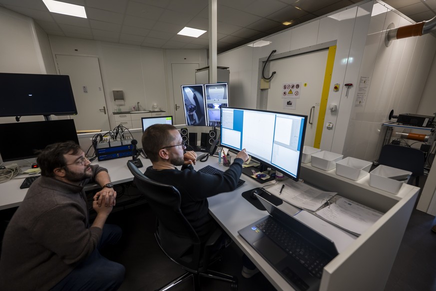 Une vue et une demonstration d&#039;un scanner permettant d&#039;analyser l&#039;activite cerebrale le MEGIN, lors de la creation et de la signature de la convention au pole d&#039;intelligence artifi ...