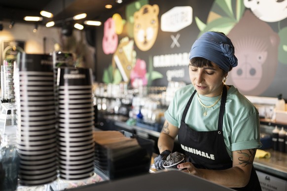 Jeanne-Vera Bourguignon fuellt ein Glacebecher von Nanimale Gelati in einem &quot;Pop-Up-Projekt&quot; in der Plaza Bar, aufgenommen am Mittwoch, 6. Juli 2022 in Zuerich. (KEYSTONE/Ennio Leanza)