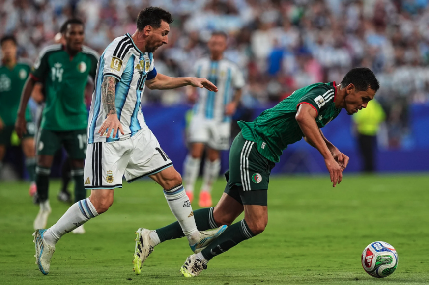 A la 31e minute de ce match Argentine-Algérie, Messi essuie ses crampons sur la jambe d'Aïssa Mandi.
