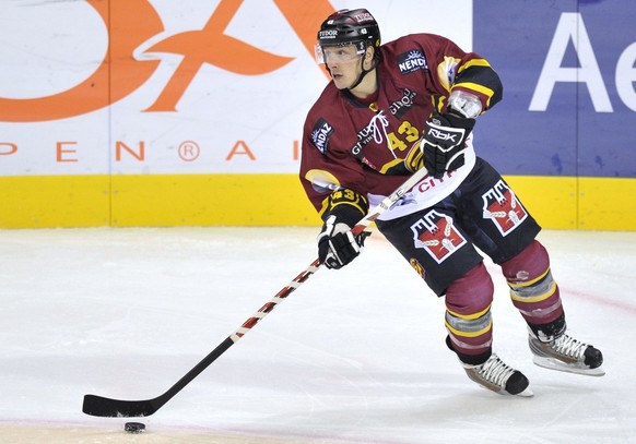 Le Genevois John Gobbi, en action, lors du match du championnat suisse de hockey sur glace de National League LNA, entre le Geneve Servette HC et le HC Ambri-Piotta, ce vendredi 1 octobre 2010 a la pa ...