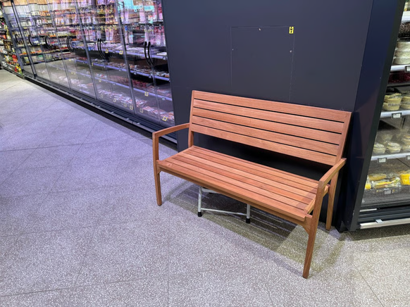 Discret mais utile : un des nouveaux bancs installés au milieu d'un supermarché Migros.