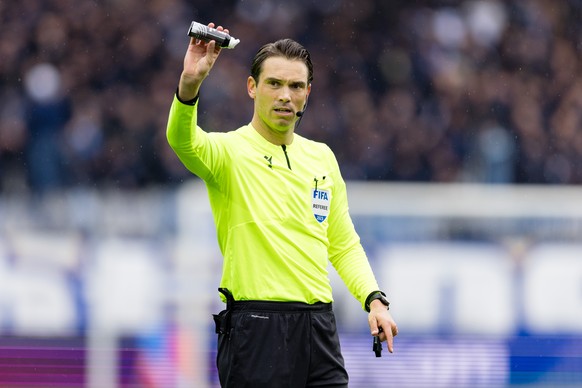 Schiedsrichter Sandro Schaerer leitet das Fussball Meisterschaftsspiel der Super League zwischen dem FC Luzern und dem FC Basel am Sonntag, 21. April 2024 in der Swissporarena in Luzern. (KEYSTONE/Phi ...