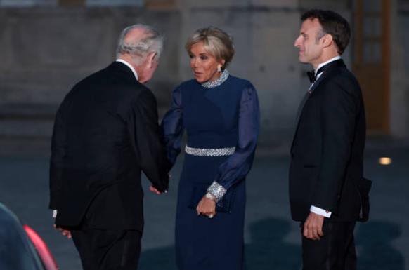 «Enchantée, Votre Majesté.»