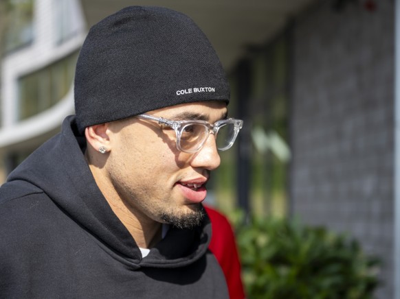 Noah Okafor à son arrivée à Horben pour le camp de l'équipe de Suisse