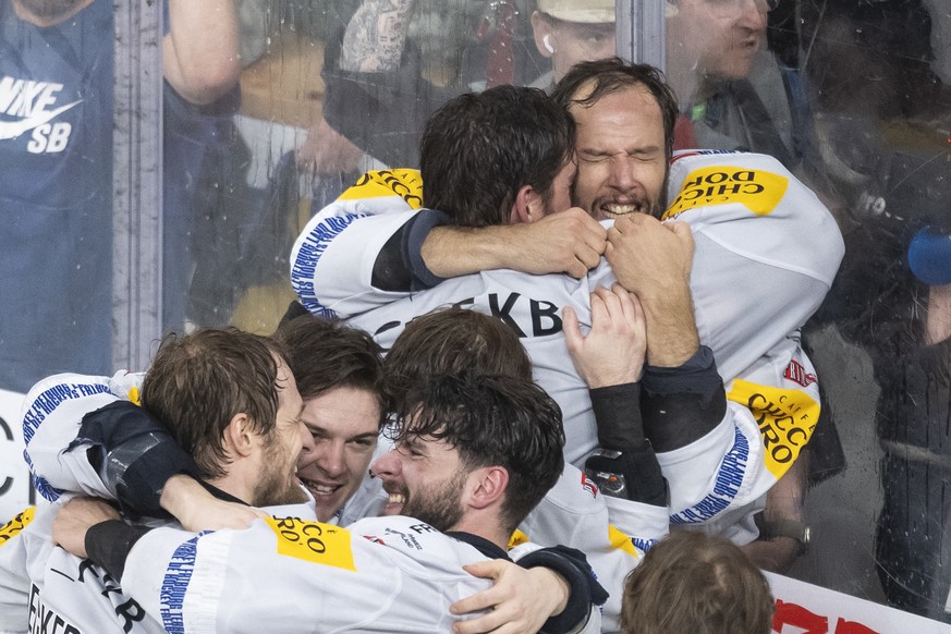 Julien Sprunger (HCFG), rechts, jubeln nach dem Sieg im entscheidenden siebten Eishockey Playoff Finalspiel der National League zwischen HC Davos (HCD) und HC Fribourg-Gotteron (HCFG), am Donnerstag,  ...