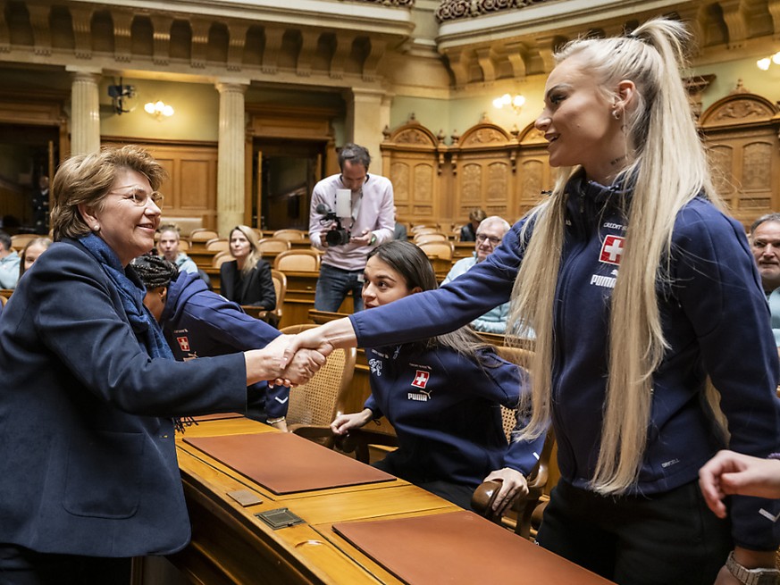 la conseillère fédérale Viola Amherd (à g.) et la star de la sélection suisse Alisha Lehmann.