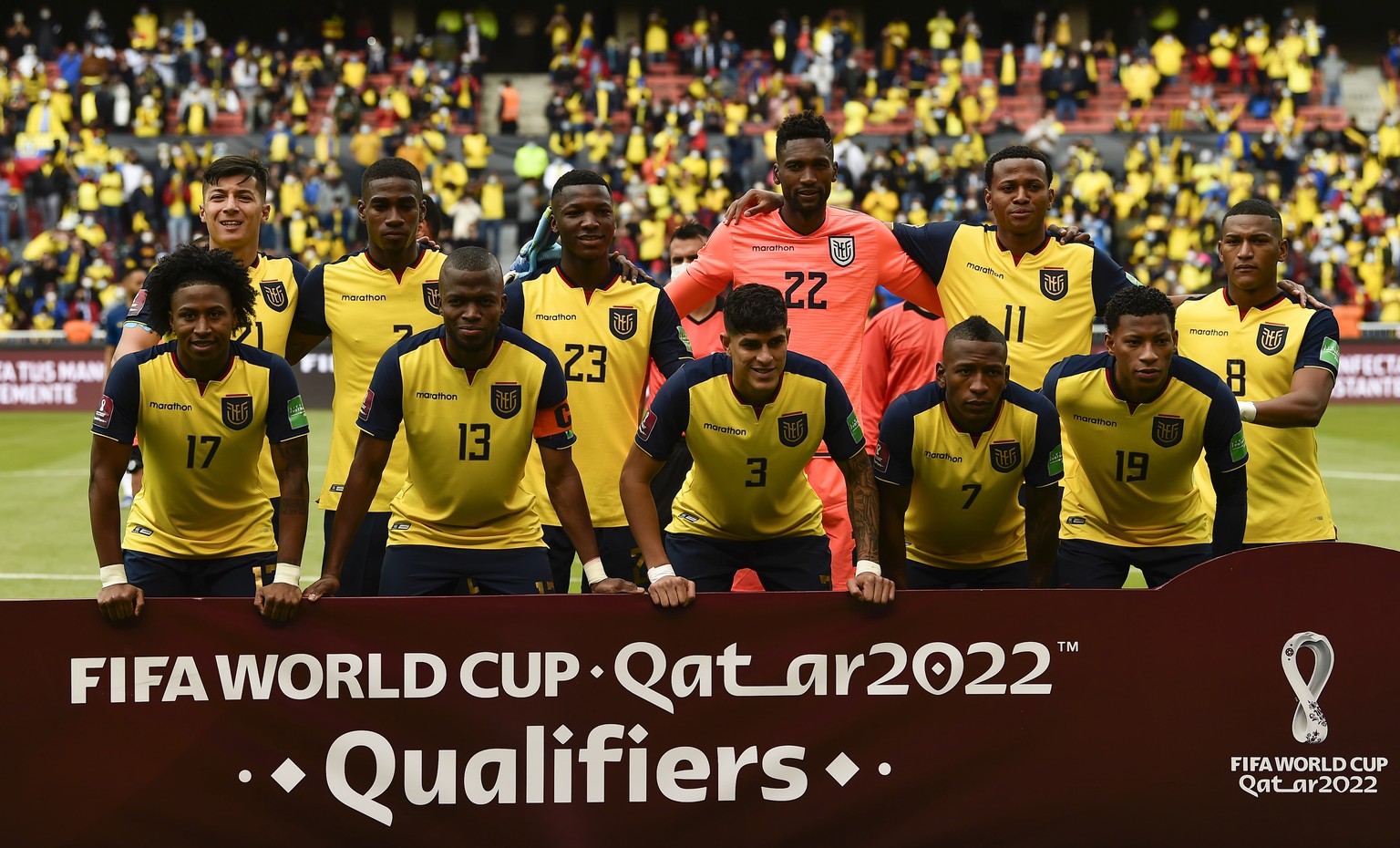 ARCHIVBILD ZUR VORSCHAU AUF DIE GRUPPE A --- Players of Ecuador line up for a team photo before a qualifying soccer match for the FIFA World Cup Qatar 2022 against Brazil at Casa Blanca stadium in Qui ...