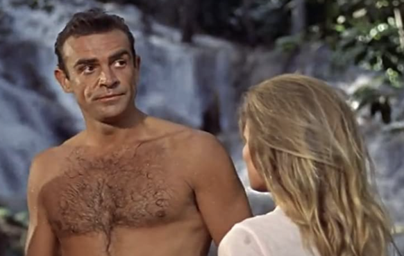 En 63, les pectoraux de Sean Connery sont moins dessinés, les biceps moins saillants et les abdos moins ostensibles que ceux de Daniel Craig. 