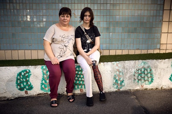 Anastasia, 18 ans, et sa mère Anna: la jeune femme a été grièvement blessée par une attaque russe et porte une prothèse de jambe ornée de motifs rouge et noir.