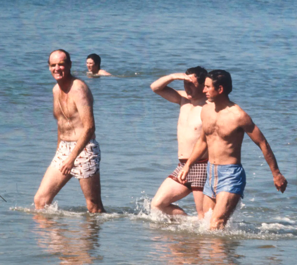 Un Charles fringuant, au premier plan, en pleine trempette à Deauville.