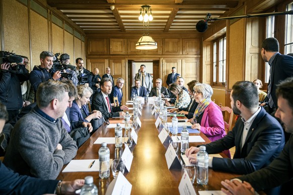 La Conseillere federale Elisabeth Baume-Schneider, cheffe du Departement federal de justice et police DFJP, participe a une table ronde avec des representantes et des representants du canton dont les  ...