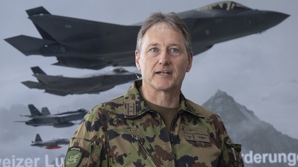 Divisionaer Peter Merz, Kommandant.Luftwaffe, spricht zur Dezentalisierungsuebung BERDEZA, am Montag, 31. Maerz 2025, auf dem Flughafen Bern-Belp. An diesem Tag startet und landet die Luftwaffe mit Ka ...
