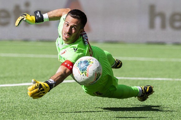 Sions Torhueter Kevin Fickentscher, rechts, im Halbfinalspiel des Schweizer Fussball Cup zwischen dem BSC Young Boys und dem FC Sion, am Sonntag, 9 August 2020, im Stadion Wankdorf in Bern. (KEYSTONE/ ...