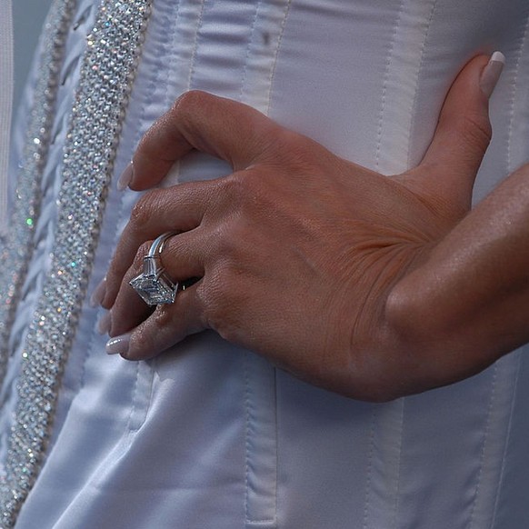 Victoria Beckham ring during 2003 MTV Movie Awards - Arrivals at The Shrine Auditorium in Los Angeles, California, United States. (Photo by Jeff Kravitz/FilmMagic)