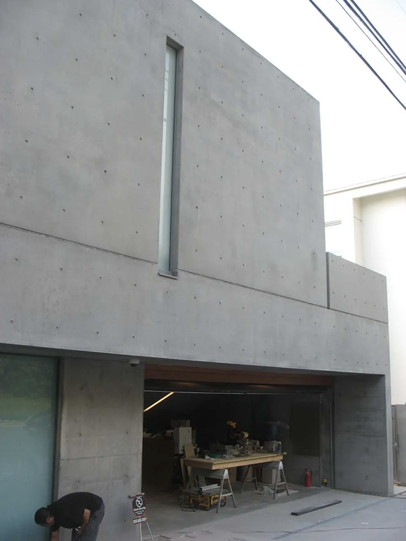 Une vue sur le garage, depuis la route.
