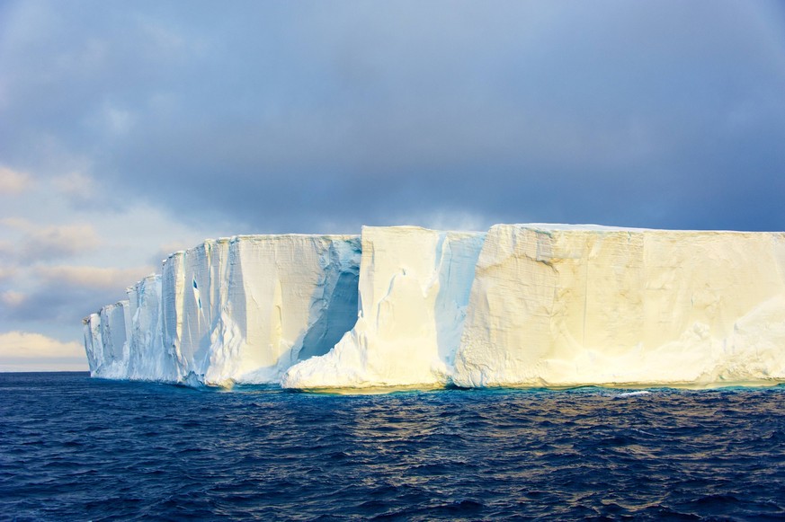 Antarctic Iceberg, Scotia Sea, Antarctica PUBLICATIONxNOTxINxUSA Copyright: x xAllxCanadaxPhotosx 1990-11063714