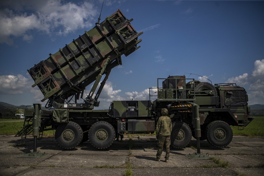 epa09937877 A German soldier looks on as he shows how it works at the launching station of NATO's Patriot missile air defense system operated by German army unit Flugabwehrraketengruppe 26 (Air Defens ...